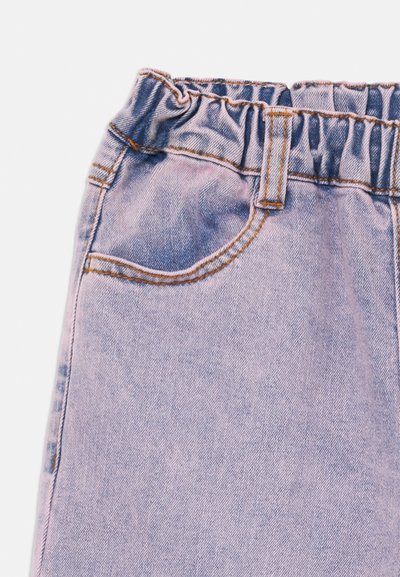 Helle lila Jeanshose mit elastischem Bund, Gürtelschlaufen und einer Vordertasche mit sichtbaren orangen Nähten.