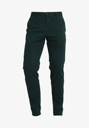 Dunkelgrüne Slim-Fit Herrenhose mit Gürtelschlaufen, Frontknopf und Reißverschluss, dargestellt vor weißem Hintergrund.