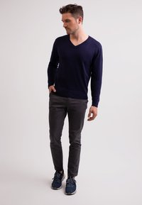 CASH-MERE Stickad tröja - marine blau