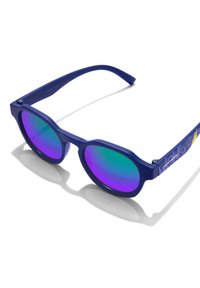 Kerek hátú, kék napszemüveg, lila színátmenetes lencsékkel és színes grafikus mintázattal rendelkező texturált szárakkal. Könnyű műanyagból készült.