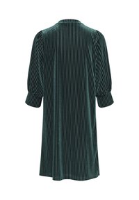 Sötétzöld, csíkos bársonydressz, gallérral, hosszú ujjakkal és ráncolt mandzsettákkal. Az anyag lágy fényű és folyékony sziluettet alkot.