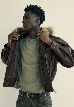 Bershka Imiteret læderjakke - dark brown