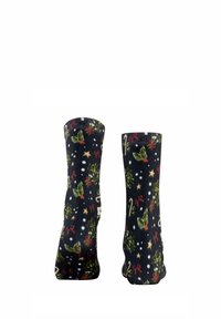 Skarpetki do kolan z czarnego materiału, ozdobione świątecznym wzorem z ostrokrzewem, wstążkami, gwiazdkami i cukrowymi laskami w białe kropki.