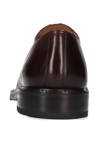 Scarpa da uomo in pelle marrone con finitura liscia, punta arrotondata, cuciture sottili e una robusta suola nera. Presenta elementi di design classici.