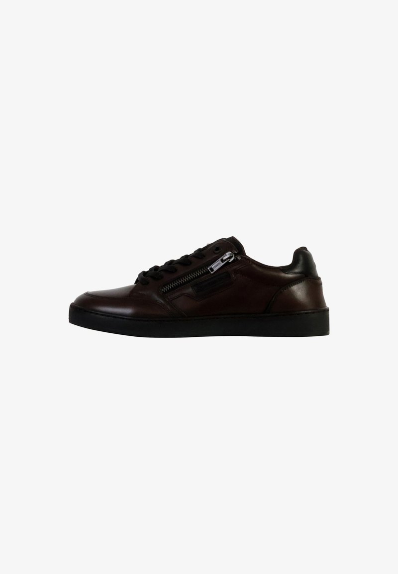 Sneaker en cuir marron avec une finition lisse, présentant des accents noirs, un laçage à l'avant et une fermeture éclair sur le côté pour un accès facile.