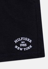 Tommy Hilfiger MONOTYPE FLOCK REG  - Pantaloni sportivi - desert sky
