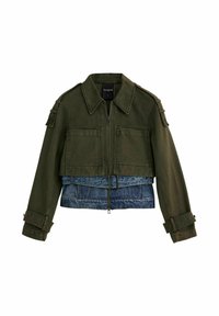 Olijfgroen cropped jack met ritssluiting aan de voorkant, borstzakken en een denim gedeelte aan de onderkant, met blauwe stof en stiksels.