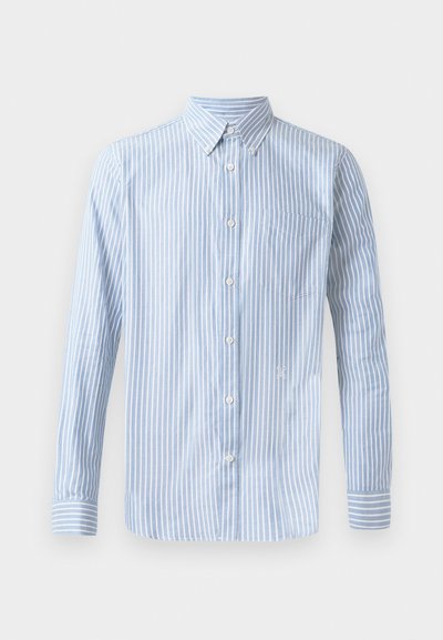 Maglietta azzurra chiara con colletto a camicia, a righe verticali bianche, maniche lunghe e taschino sul petto. Presenta un piccolo logo nella parte inferiore.