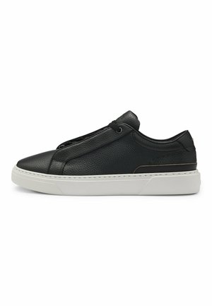 Sneakers noirs en cuir avec surface texturée, design à enfiler élastique, semelle en caoutchouc blanche et détail subtil en cuivre.