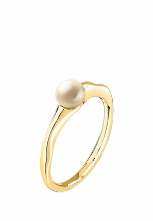 Goldring mit einer einzelnen runden weißen Perle, die auf einem eleganten, leicht wellenförmigen Band vor weißem Hintergrund gesetzt ist.