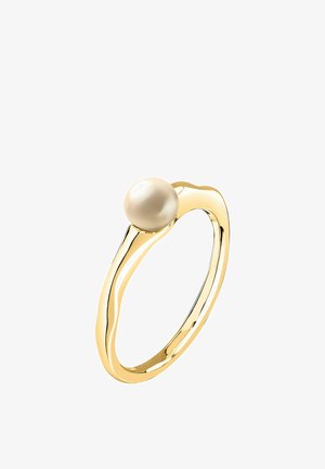 Goldring mit einer einzelnen runden weißen Perle, die auf einem eleganten, leicht wellenförmigen Band vor weißem Hintergrund gesetzt ist.