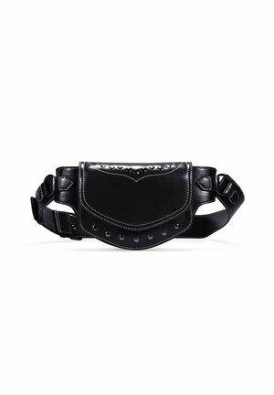 Riñonera de cuero negro con acabado brillante, costuras en contraste y acentos con remaches en la solapa frontal. Correa ajustable con hebilla lateral.