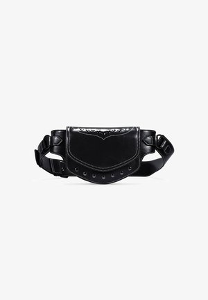 Riñonera de cuero negro con acabado brillante, costuras en contraste y acentos con remaches en la solapa frontal. Correa ajustable con hebilla lateral.