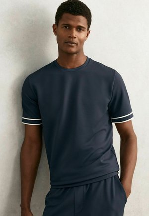 Marineblaues kurzärmliges T-Shirt aus einem strukturierten Stoff, mit weißen Akzentstreifen an den Ärmeln und einem runden Ausschnitt.
