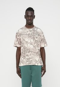 Πουκάμισο με κοντά μανίκια από ελαφρύ ύφασμα, με αφηρημένο γκρι και μπεζ μοτίβο, στρογγυλή λαιμόκοψη και άνετη εφαρμογή.