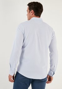 Lichtblauw en wit gestreepte langemouwen shirt met een button-down kraag en manchetten met één knoop, gemaakt van een gladde stof.