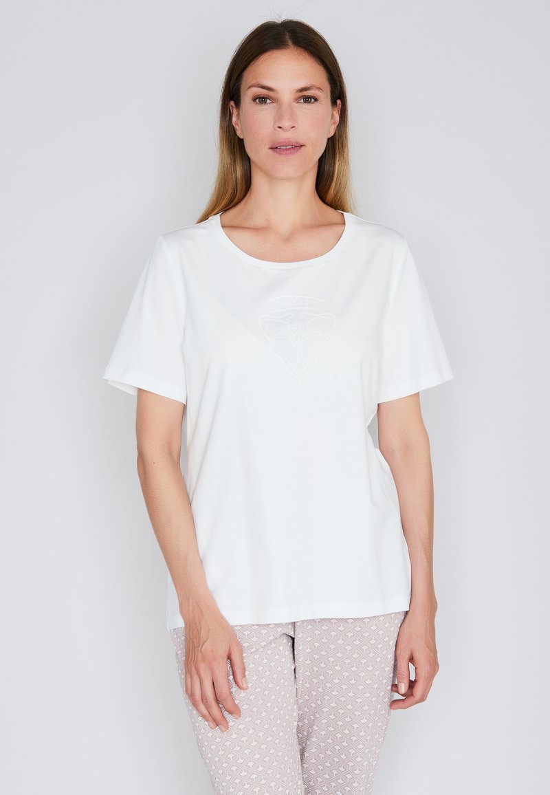 Hvid kortærmet t-shirt med rund halsudskæring og et diskret logo-design i midten. Glat stofstruktur og afslappet pasform.