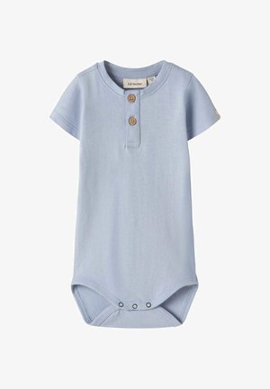 Lichtblauw babyrompertje met korte mouwen, voorzien van twee houten knopen op de borst en drukknoopsluitingen bij het kruis voor gemakkelijk verschonen van luiers.