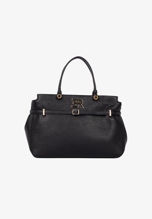 Borsa a mano in pelle nera con superficie testurizzata, doppie maniglie superiori, accessori in tono oro e un logo evidente sulla parte anteriore.