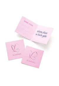 Różowy zestaw kartek z podziękowaniami z błyszczącym wzorem motyla, z pustym wnętrzem na osobiste wiadomości oraz napisem "GLANZVOLL" w druku srebrnym.