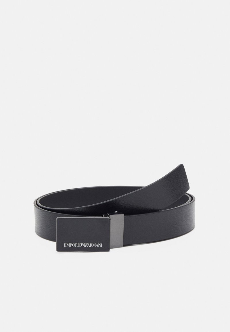 Mustmust nahkavöö sujuva pinnaga, millel on ristkülikukujuline metallist pandla, millel on graveeritud brändi nimi "EMPORIO ARMANI".