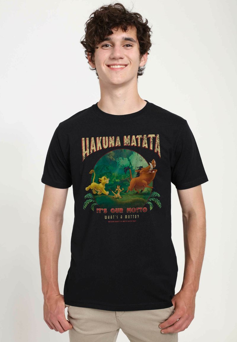 Černé bavlněné tričko s barevným grafikou postav a textem "Hakuna Matata" na zeleném pozadí džungle.