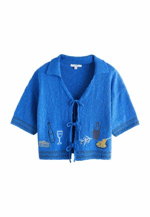 Kék, rövid ujjú kardigán gallérral, nyakkötőzárral, hímzett bortartó palack, pohár, olívág, sajt, olajbottle és tészta mintákkal.