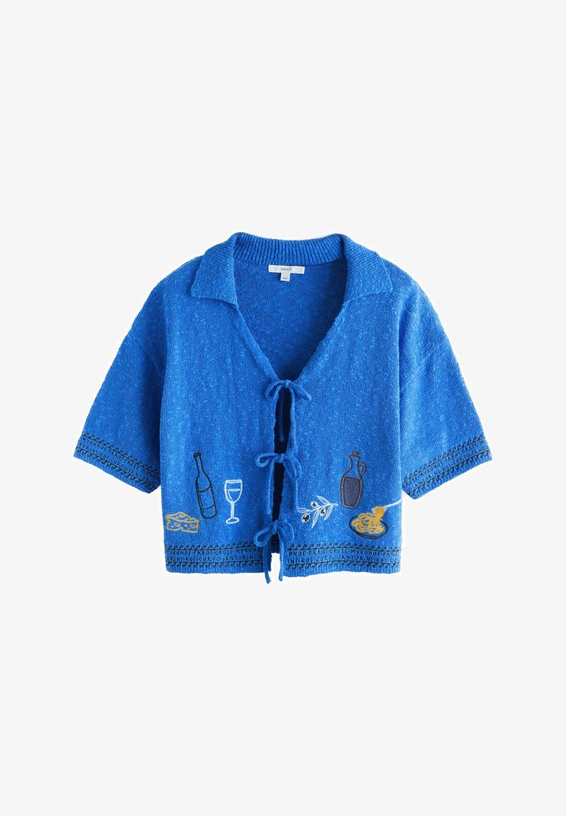 Modrý krátky kardigán s golierom, zaväzovaním na viazanie a výšivkami s motívmi fľaše vína, pohára, olivovej vetvičky, syra, fľaše oleja a cestovín.