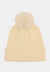 Sweter beanie w jasnym beżu z grubym wzorem warkocza, z puszystym pomponem na górze i złożonym mankietem u dołu.