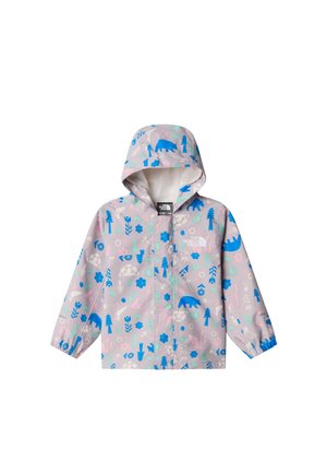 Giacca impermeabile leggera e stampata con design blu e verde su uno sfondo chiaro, abbinata a pantaloni felpati rosa e scarpe bianche.