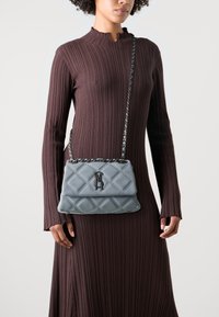 Steve Madden BVOLTURI - Geantă crossbody - light grey