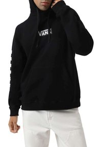 Sudadera con capucha negra que lleva un logo blanco de "VANS" en el pecho y un diseño de rayas blancas a lo largo de la manga izquierda. Presenta un bolsillo frontal.