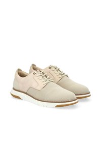 Chaussures en maille beige avec des accents en cuir lisse, bout rond et semelle en caoutchouc blanche. Présente une texture subtile et une semelle extérieure marron contrastante.