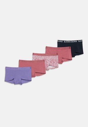 Vijf paar boxershorts op een rij, kleuren zijn paars, roze, roze met zebraprint, effen roze en zwart met logo-elastiek.