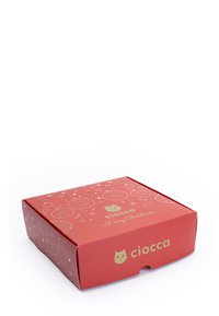 Scatola di cartone rossa con un logo dorato, caratterizzata da motivi festive circolari e a stella. Il testo "Buon Natale" è stampato in oro.