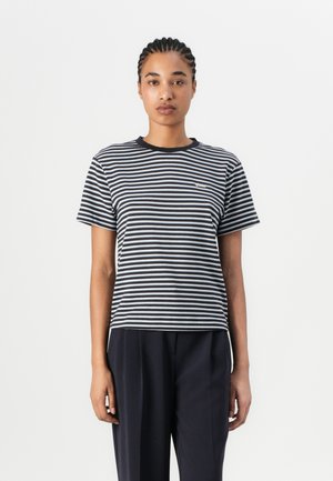 Stripet t-skjorte i navy og hvitt, med rund hals og korte ermer. Stoffet har en glatt tekstur. Diskret logo på brystet.