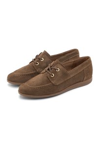 Mocassini in suede marrone con una texture morbida, dotati di lacci e occhielli dorati, punte tonde e cuciture a contrasto lungo la suola.