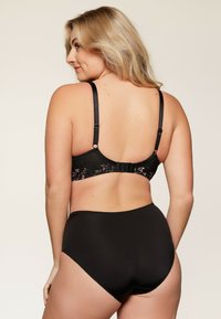 Zwarte kanten beha met bloemenaccenten, verstelbare bandjes en haaksluiting. Gecombineerd met hoge zwarte briefs met een gladde textuur.