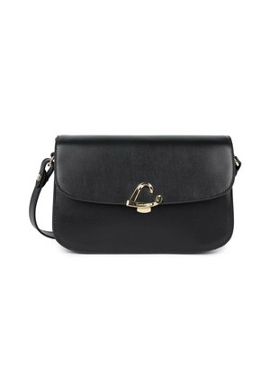 Czarna skórzana torba na ramię z złotym zapięciem w kształcie serca i regulowanym paskiem, prosty prostokątny kształt.