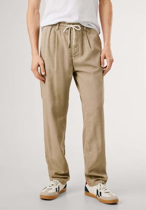RELAXED PULL ON PERFORMANCE - Pantalon classique - stone beige