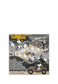Patroon stof met Snoopy die in een bruine jeep rijdt. Gele vintage auto, berglandschap en tekst van het raceteam in zwart-wit.