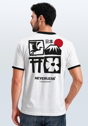 Mann trägt weißes T-Shirt mit schwarzem Rand, das schwarz-rote, japanisch inspirierte Grafiken zeigt, darunter einen Kranich, Berg, Torii-Tor und eine Blume.