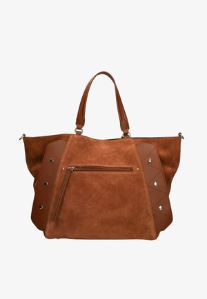 Sac cabas marron en daim et cuir avec doubles poignées, poche zippée avant et clous décoratifs en métal sur les panneaux latéraux.