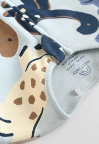Lyseblå babybodystocking med dyremønstre i brun, marineblå og creme. Blødt bomuldsstof med rund halsudskæring og ribbet kant.