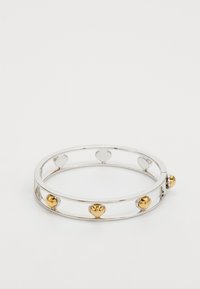Bracciale in argento con motivo di cuori intagliati, adornato con accenti dorati a intervalli, texture liscia, forma circolare.