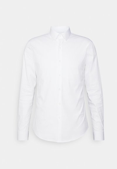 Hvit langermet skjorte med knappestolpe laget av glatt stoff. Har klassisk krage og knapplukking, med en skreddersydd passform og minimalistisk design.