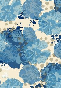 Blått blommönster med varierande nyanser, med lager av blommor och bladdesigner på en krämfärgad bakgrund; inkluderar abstrakta stänk och prickar.