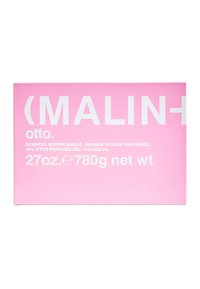 Rosa Box mit weißem Text, beschriftet mit "(MALIN+)(otto. Duftende Superkerze. 27oz./780g. Enthält 16% Parfümöl. Beinhaltet prominent angezeigte Produktdetails.