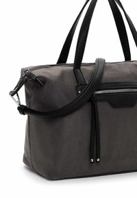 Graue Stoffhandtasche mit schwarzen Lederakzenten, ausgestattet mit zwei Griffen, einem Reißverschluss oben und einem abnehmbaren Schultergurt. Details in silberner Hardware.