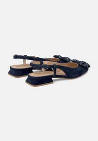 Scarpe slingback in suede blu navy con tacco a blocco basso, decorate con un accento di perline sulla punta. Presentano una cinturino con fibbia.